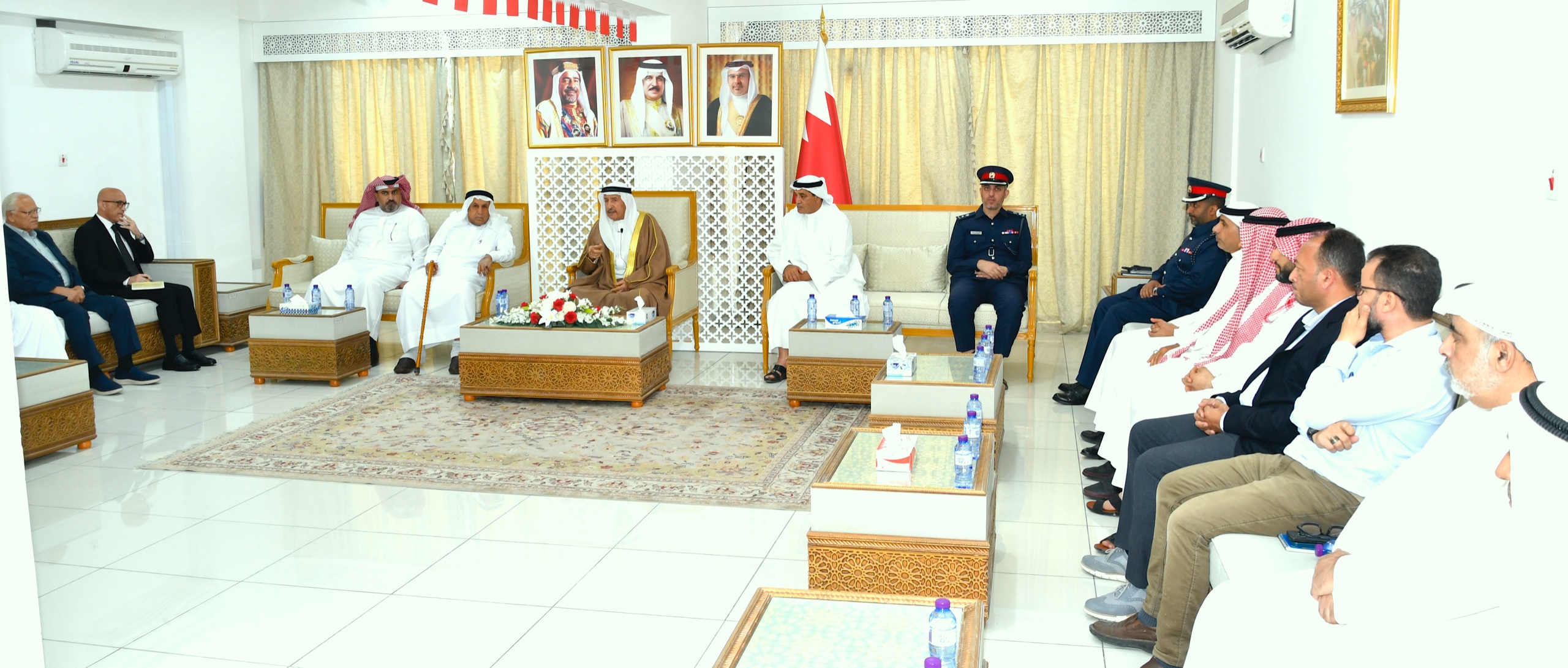 خلال لقائه مع  رؤساء المآتم … محافظ المحرق:  المحرق تعكس دائماً صورة التعايش والتكافل بين أطياف المجتمع البحريني الواحد<